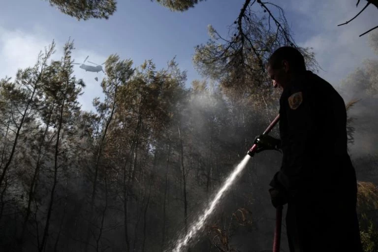 Υπό έλεγχο η φωτιά στη Βραυρώνα Αττικής
